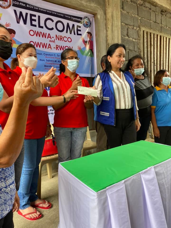 OWWA approves P800,000 Livelihood Grant to OFW Organization, NRCO Director awards the 1st Tranche